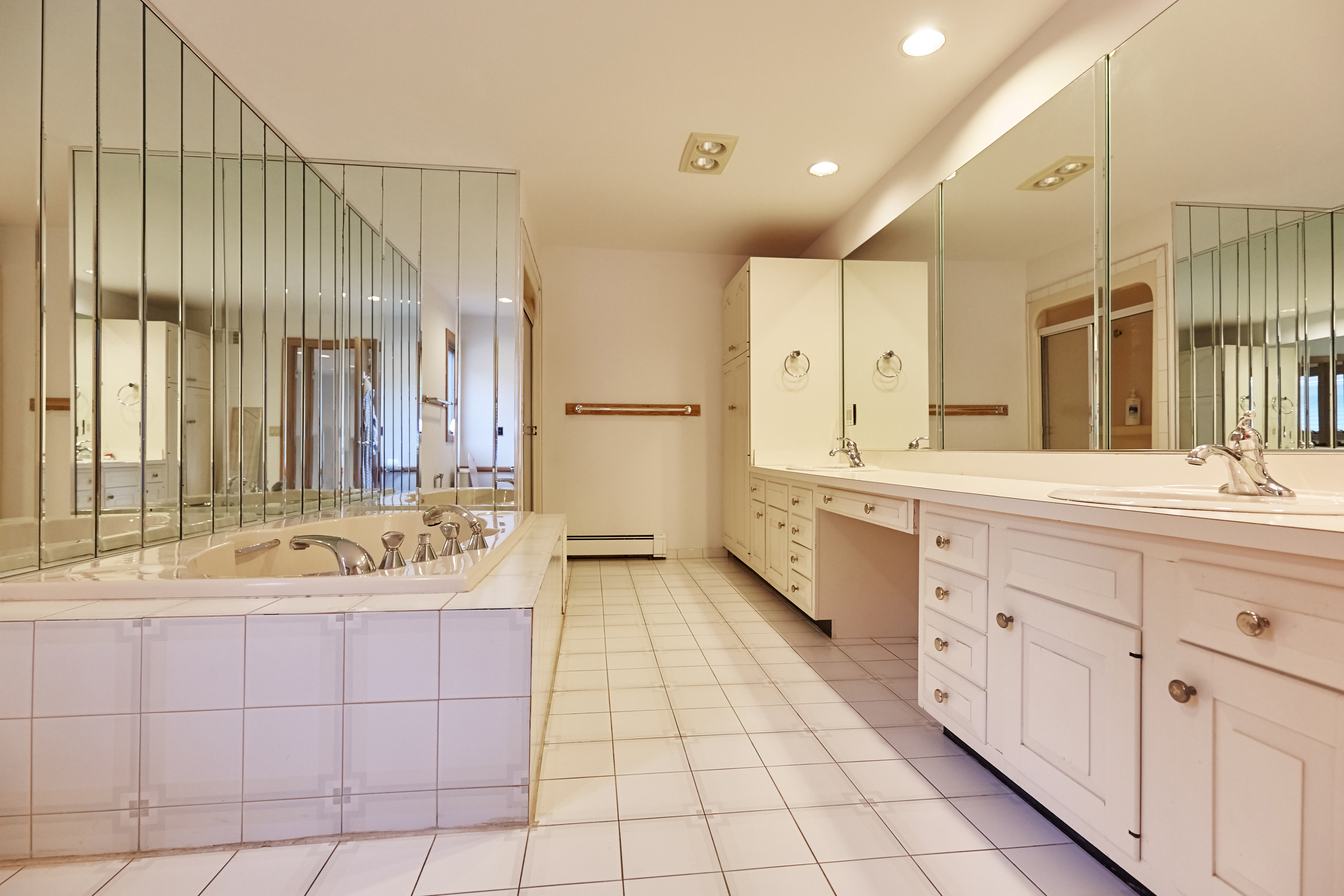 19 – 80 Hillside Avenue – 1st Level In-law Suite Bath