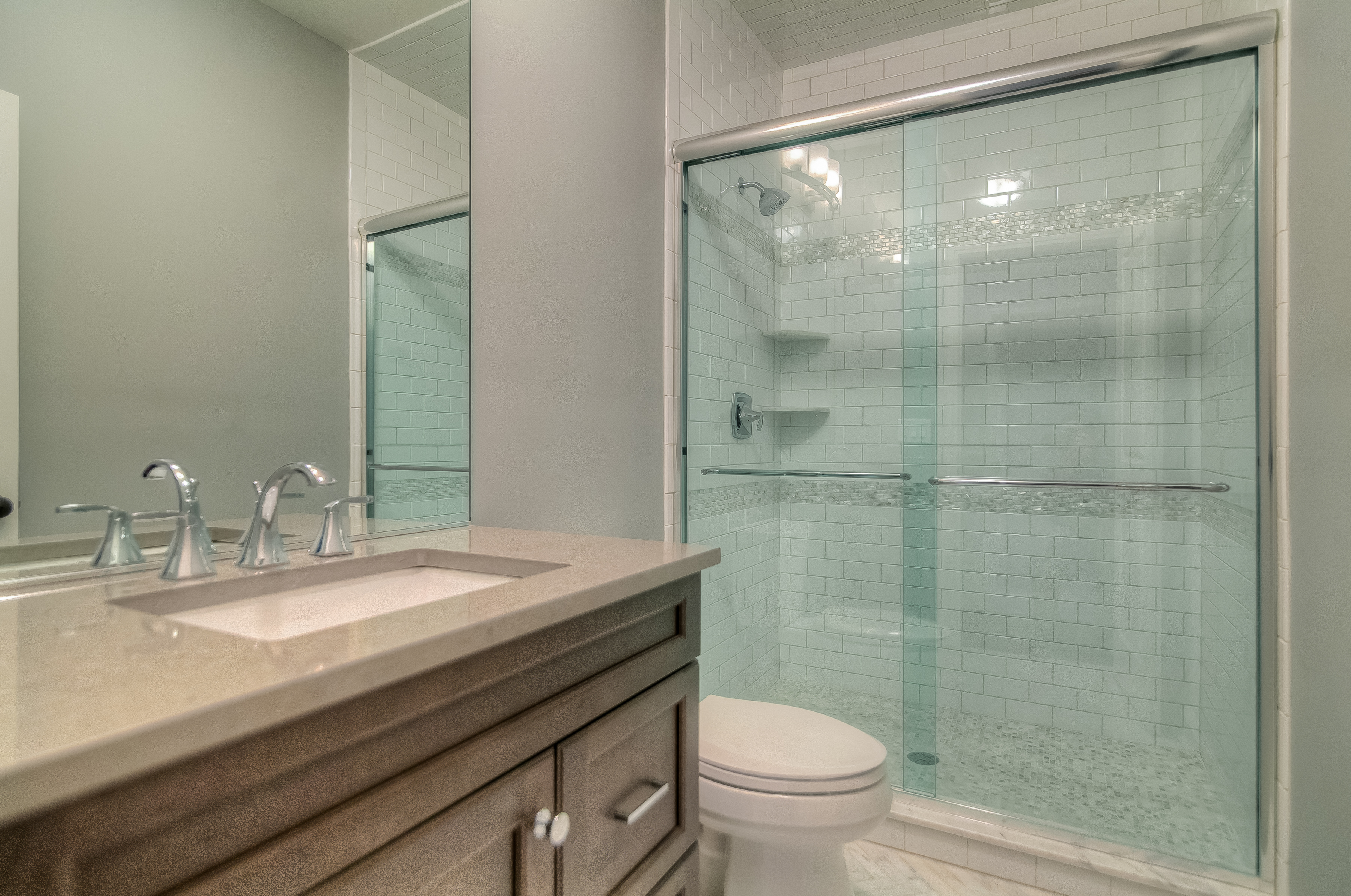15 – 13 Hillview Terrace – Bedroom 2 En Suite Bath