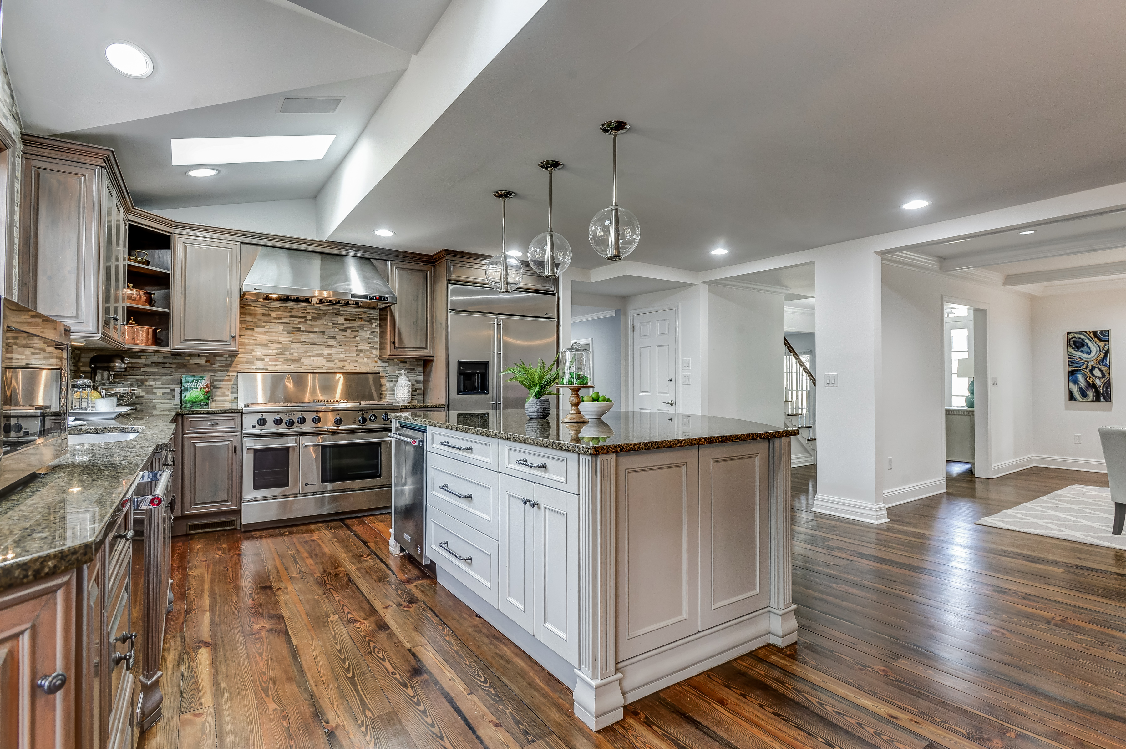 7 – 443 Long Hill Drive – Gourmet Eat-in Kitchen