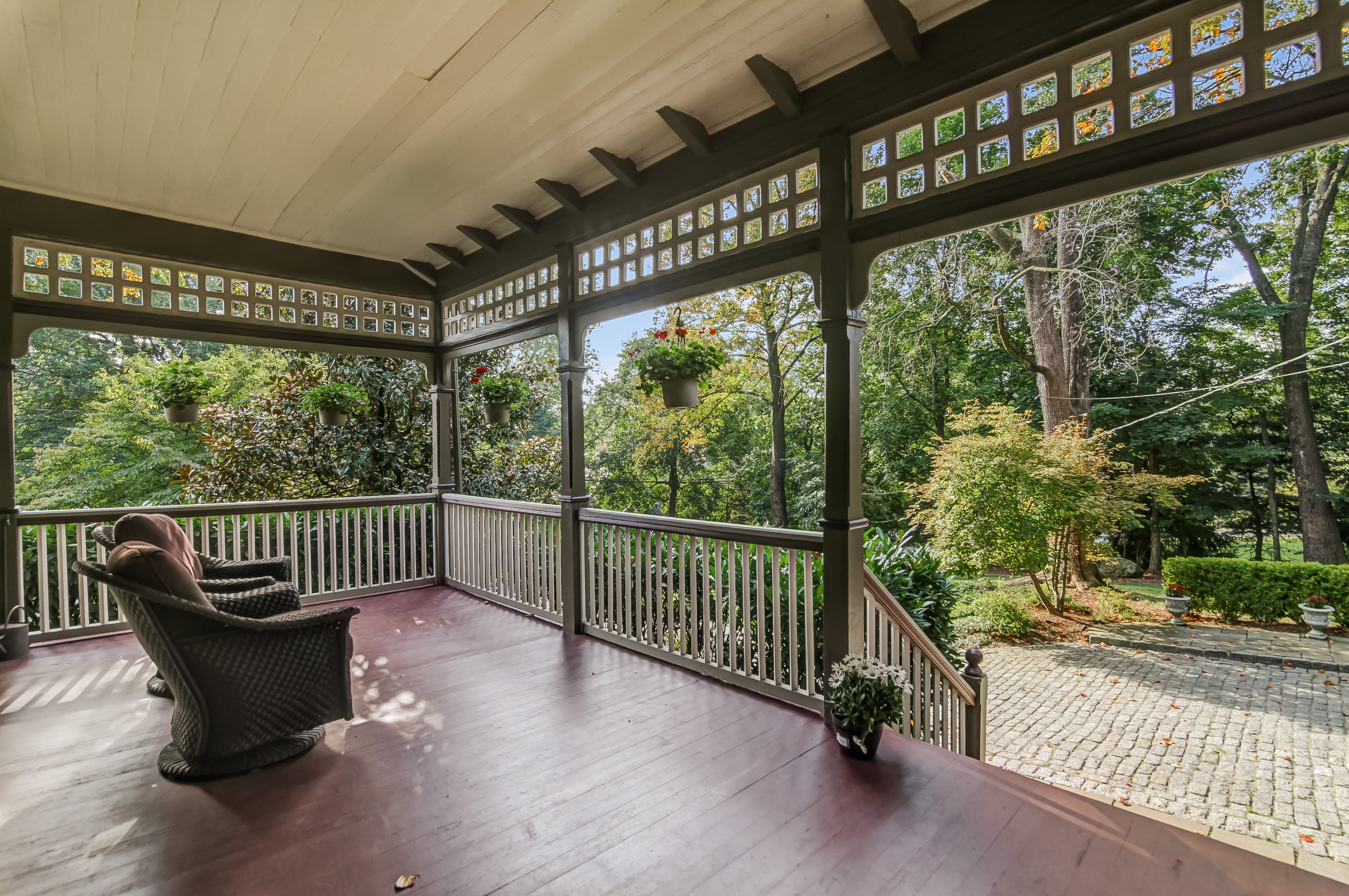 2 – 25 Forest Drive – Covered Porch