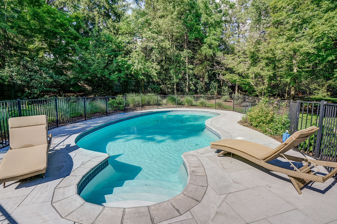 23 – 45 Joanna Way – Beautiful Pool with fence, perfect for kids!