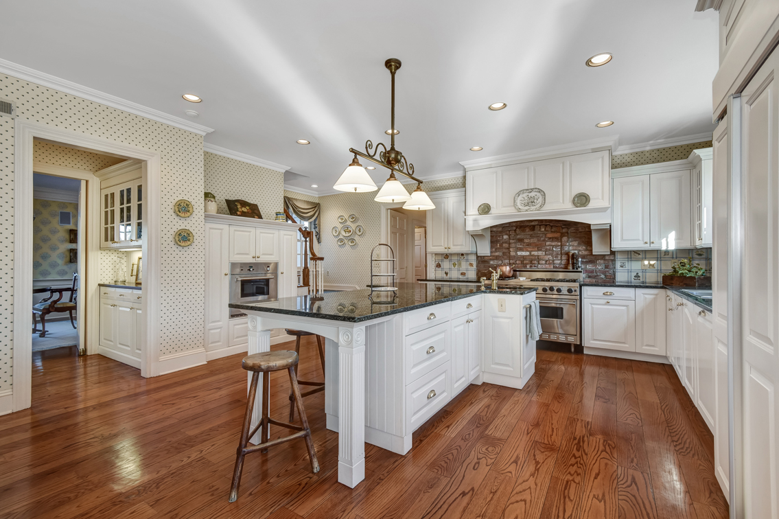 5 – 2 Holly Hill Lane – Gourmet Eat-in Kitchen
