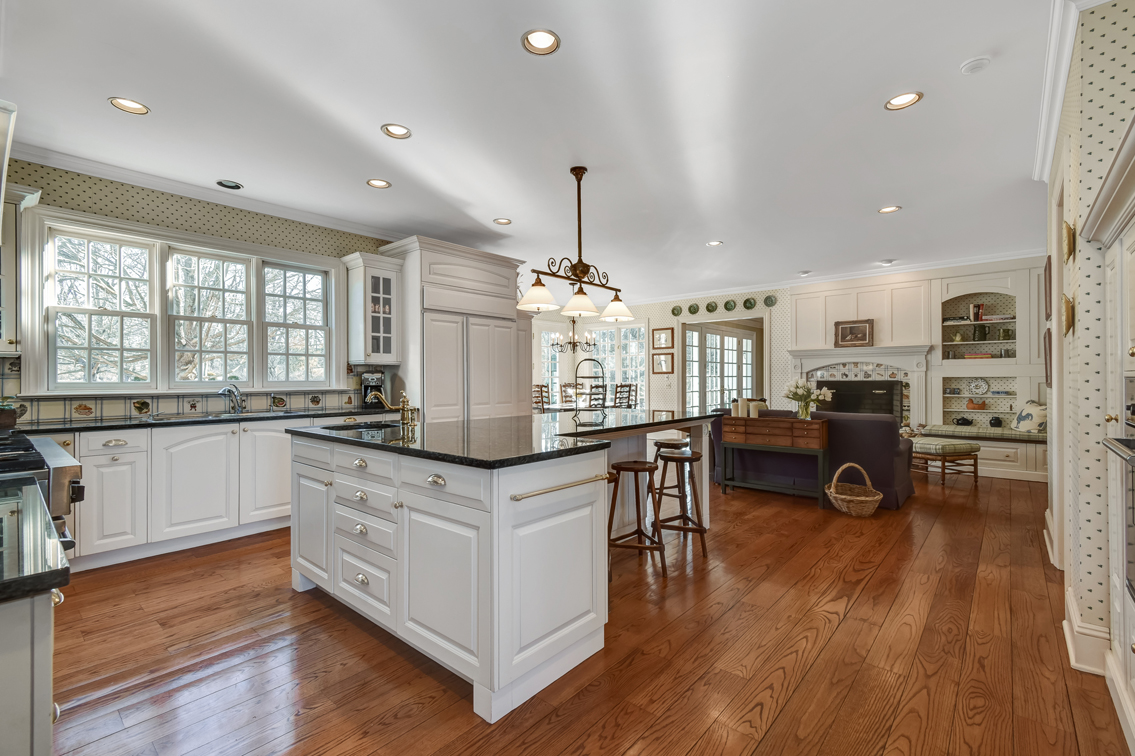 6 – 2 Holly Hill Lane – Gourmet Eat-in Kitchen