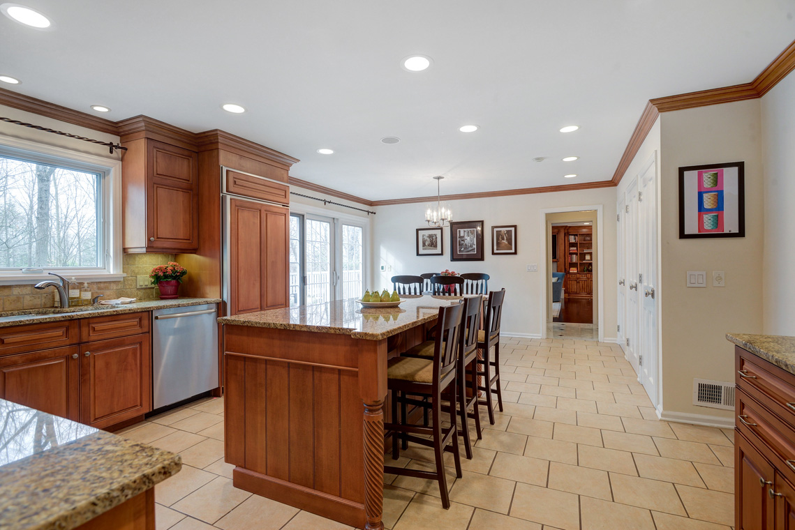 8 – 121 Lawrence Drive – Gourmet Eat-in Kitchen