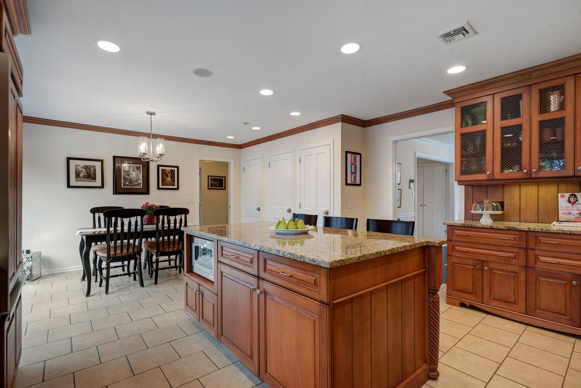 9 – 121 Lawrence Drive – Gourmet Eat-in Kitchen