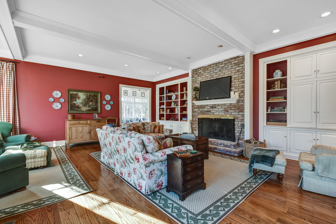 9 – 2 Holly Hill Lane – Beautiful Family Room