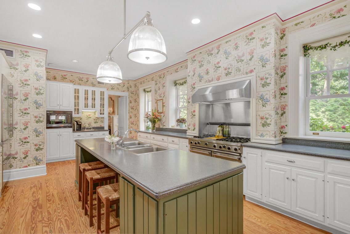 7 – 118 Forest Drive – Gourmet Eat-in Kitchen