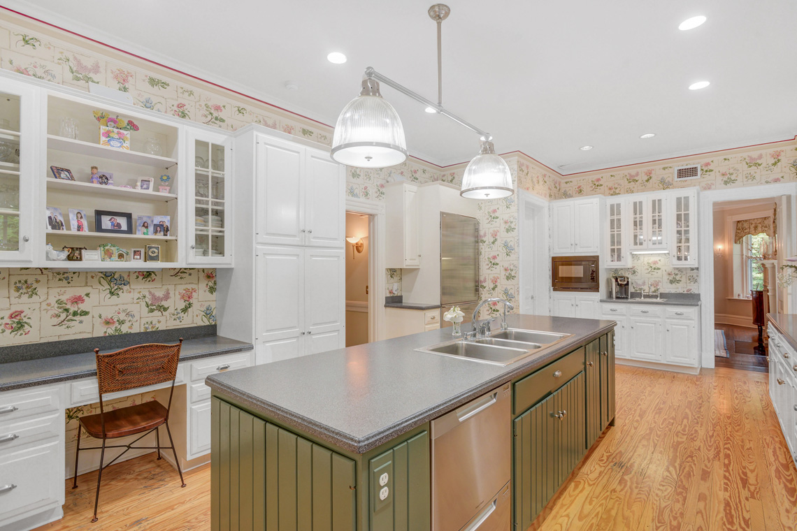 8 – 118 Forest Drive – Gourmet Eat-in Kitchen