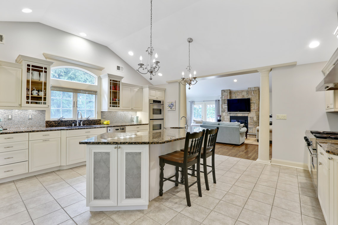8 – 2 Briarwood Drive – Eat-in Kitchen
