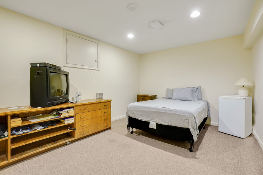 24-60SlopeDrive-Bedroom