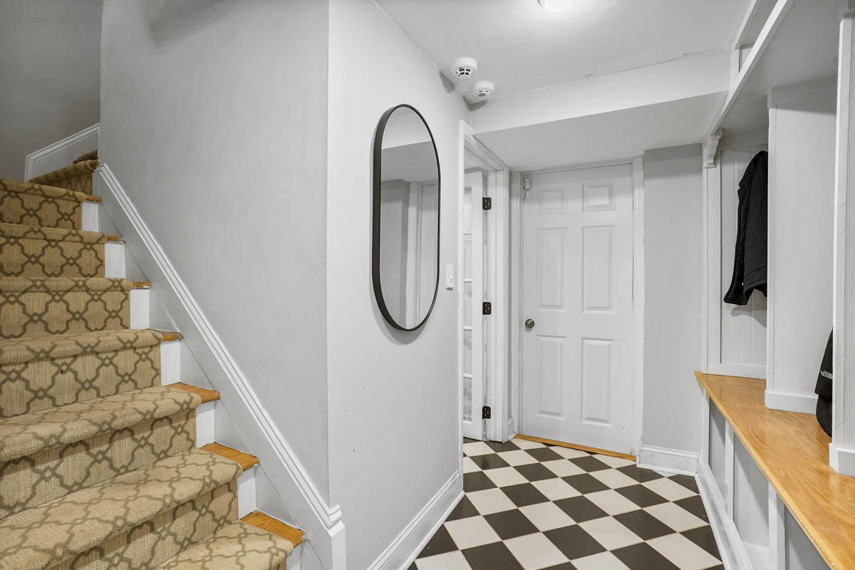 22-30SouthTerrace-Mudroom